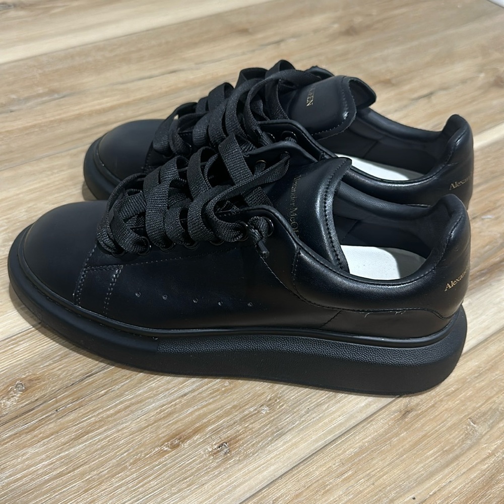 Size 9.5 worn 2 times just wanna give them away now good condition got the box